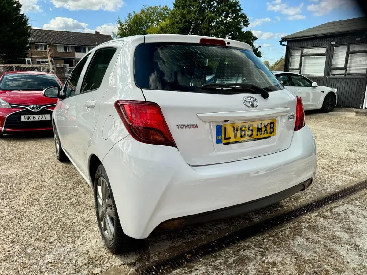 Used Toyota Yaris 99 HP (72 kW) 2015 White Hatchback