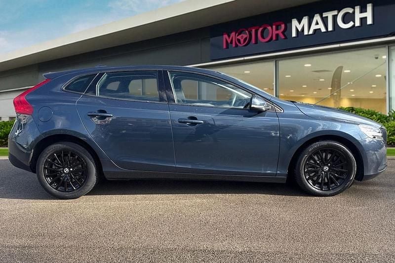 Used Volvo V40 Momentum 2018 Blue Hatchback