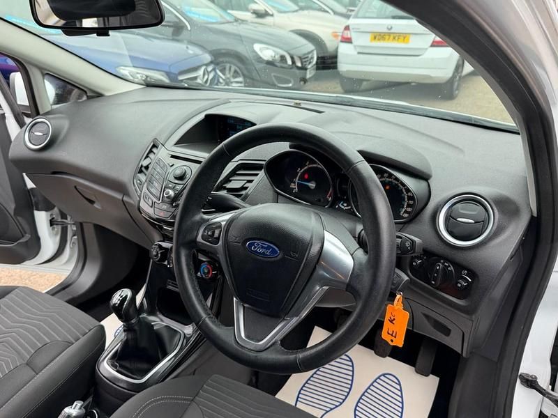 Used Ford Fiesta Zetec 82 HP (60 kW) 2014 White Hatchback