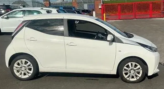 Used Toyota Aygo X-pure 69 HP (50 kW) 2016 White Hatchback