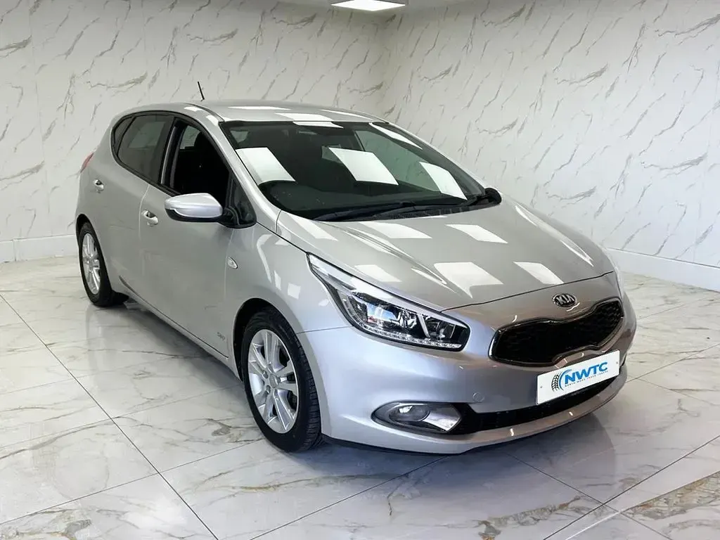 Used Kia Ceed 89 HP (65 kW) 2015 Silver Hatchback