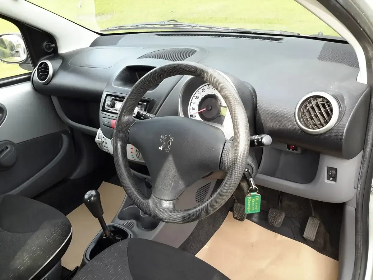 Used Peugeot 107 68 HP (50 kW) 2010 Silver gallium grey metallic Hatchback