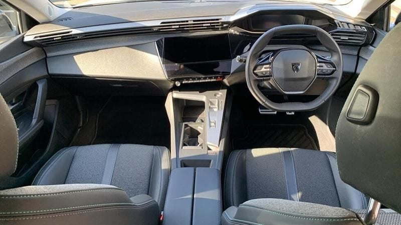 Used Peugeot 308 Allure 129 HP (94 kW) 2023 White Hatchback