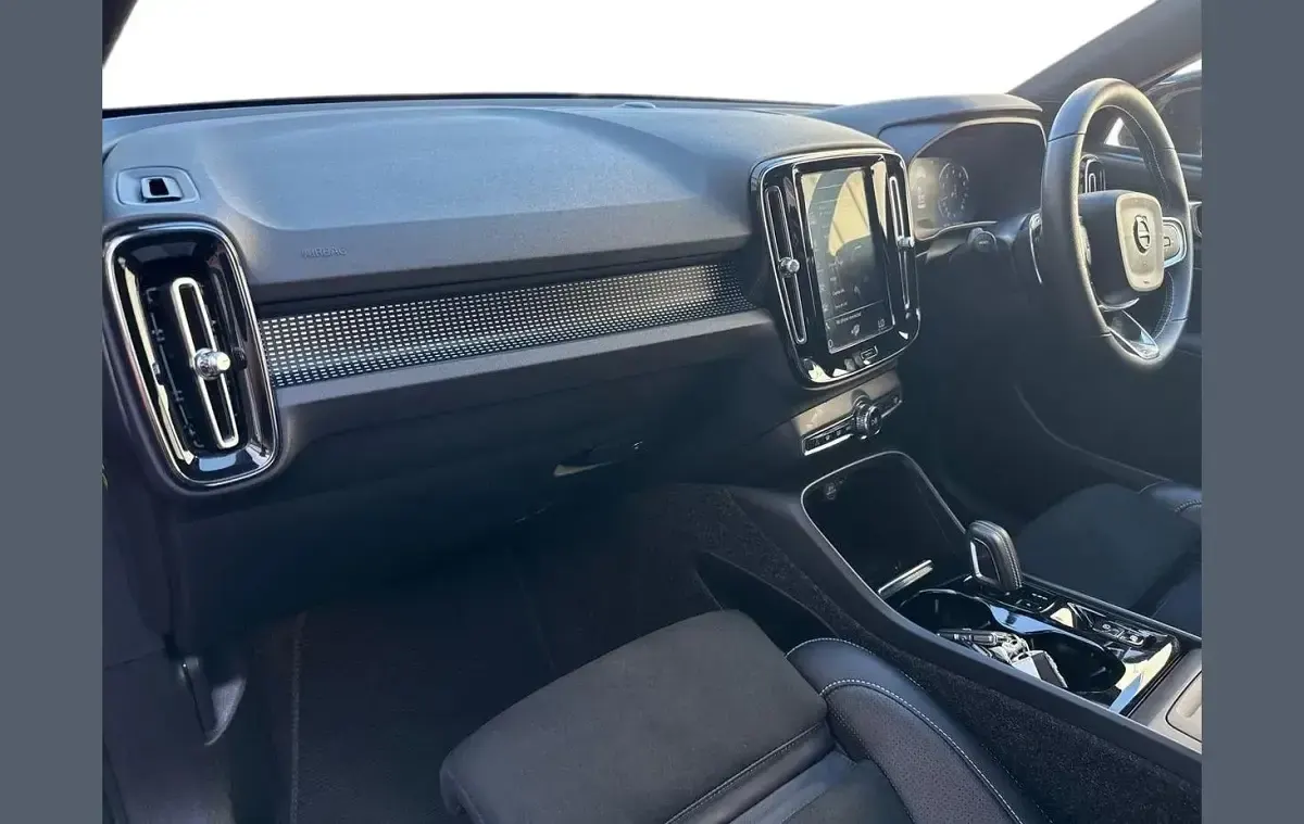 Used Volvo XC40 R-Design 161 HP (118 kW) 2020 Red SUV
