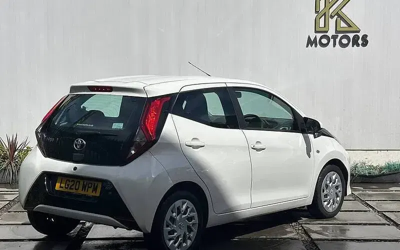 Used Toyota Aygo X-play 72 HP (52 kW) 2020 White Hatchback