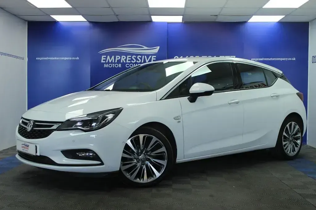 Used Vauxhall Astra Elite 150 HP (110 kW) 2018 White Hatchback