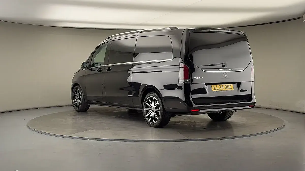 Używany Mercedes V220 Premium 163 KM (119 kW) 2024 Czarny Minivan