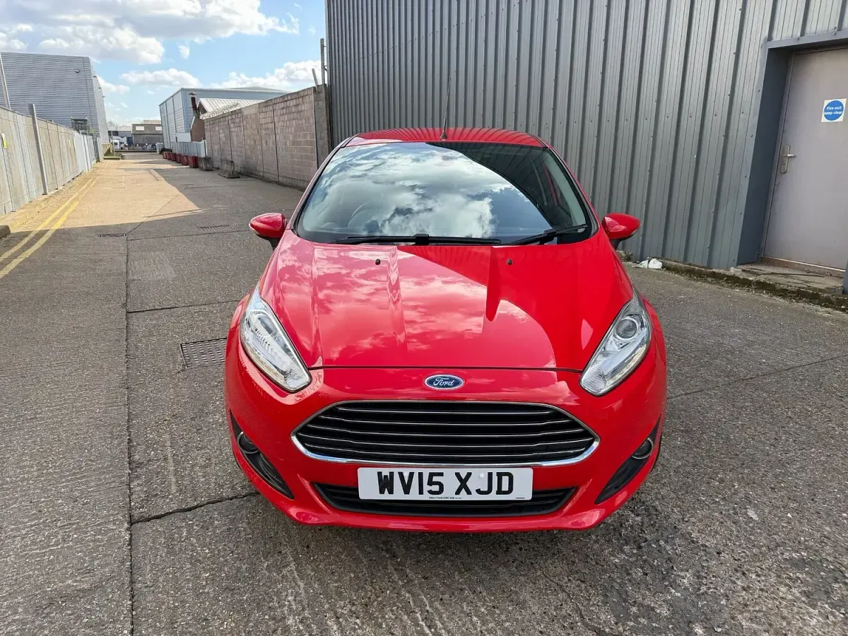 Used Ford Fiesta Titanium 100 HP (73 kW) 2015 Red Hatchback