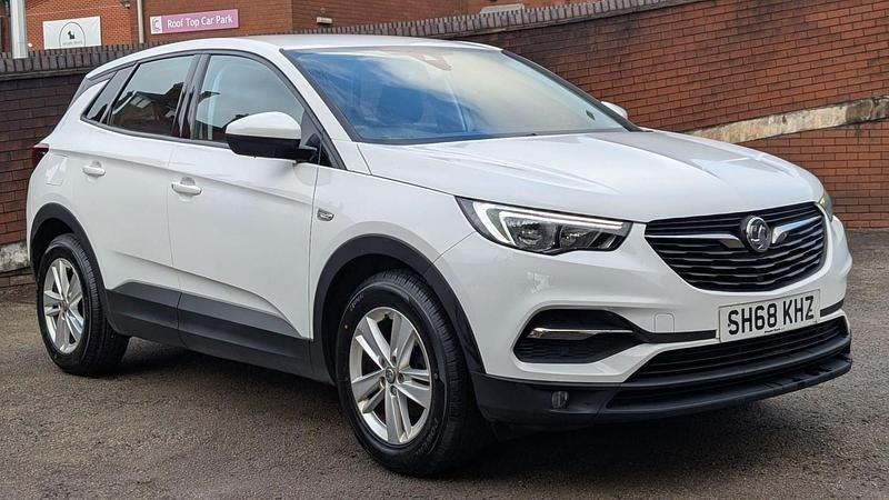 Used Vauxhall Grandland X S 130 HP (95 kW) 2018 White SUV