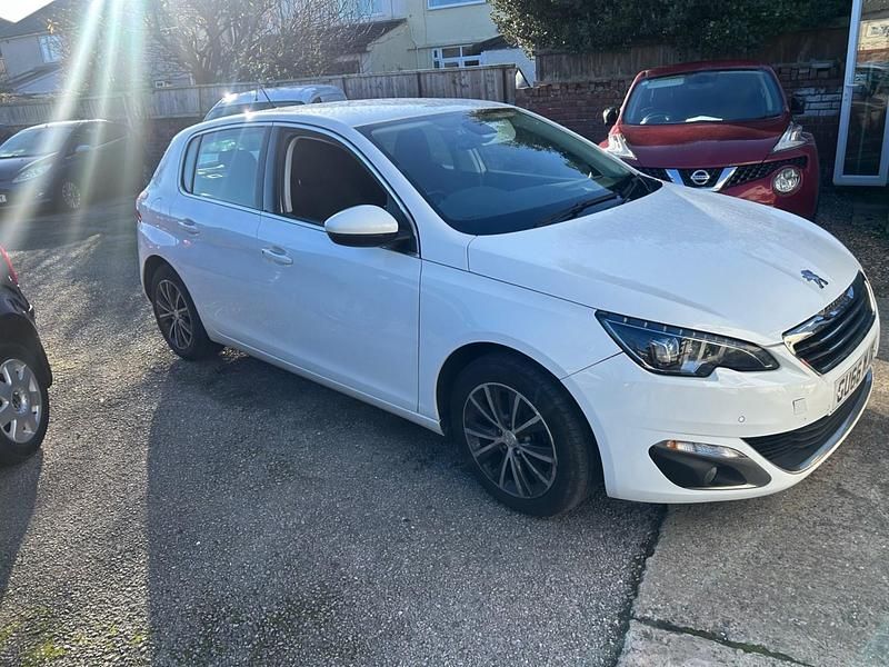 Used Peugeot 308 Allure 120 HP (88 kW) 2016 White Hatchback