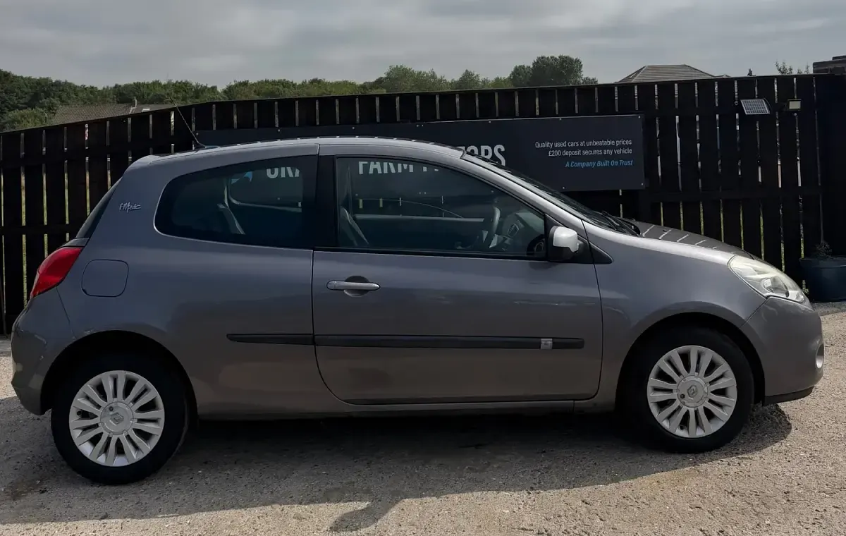 Used Renault Clio 73 HP (53 kW) 2010 Grey Hatchback