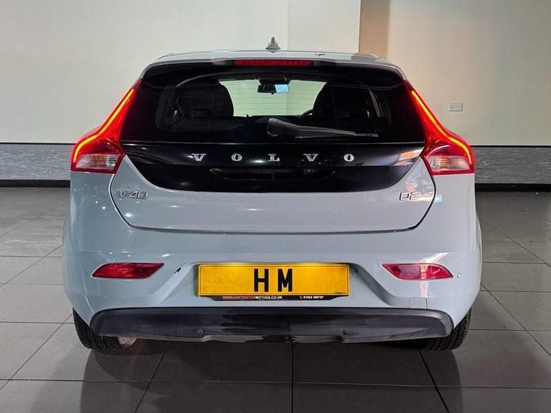 Used Volvo V40 Momentum 120 HP (88 kW) 2018 Blue Hatchback