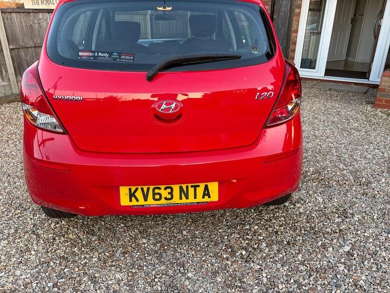 Używany Hyundai i20 Classic 85 KM (62 kW) 2013 Czerwony Hatchback