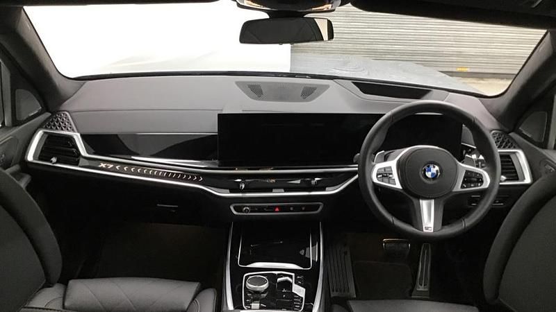 Używany BMW X7 M Sport 347 KM (255 kW) 2025 Szary SUV