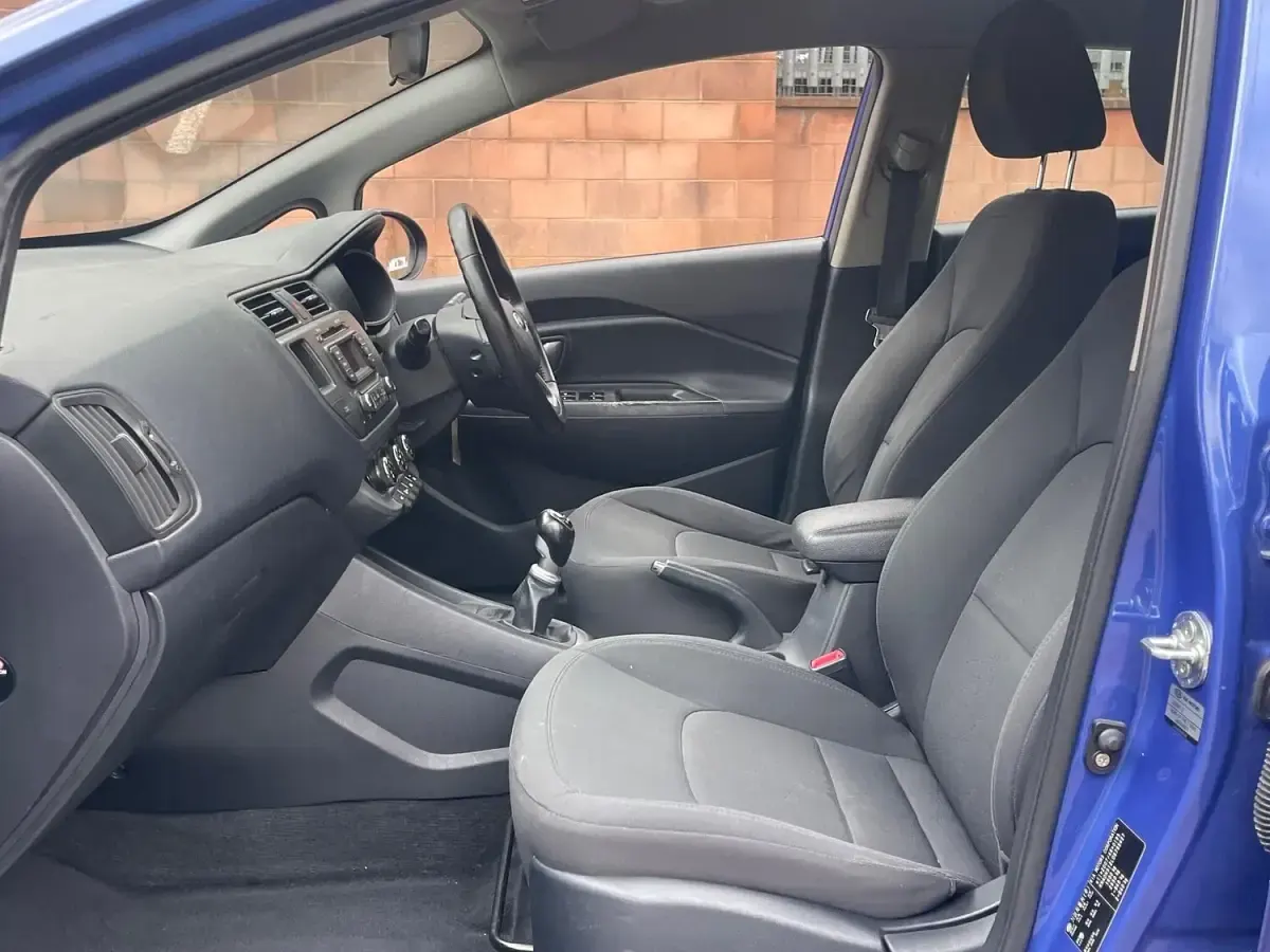 Used Kia Rio 107 HP (78 kW) 2013 Blue Hatchback