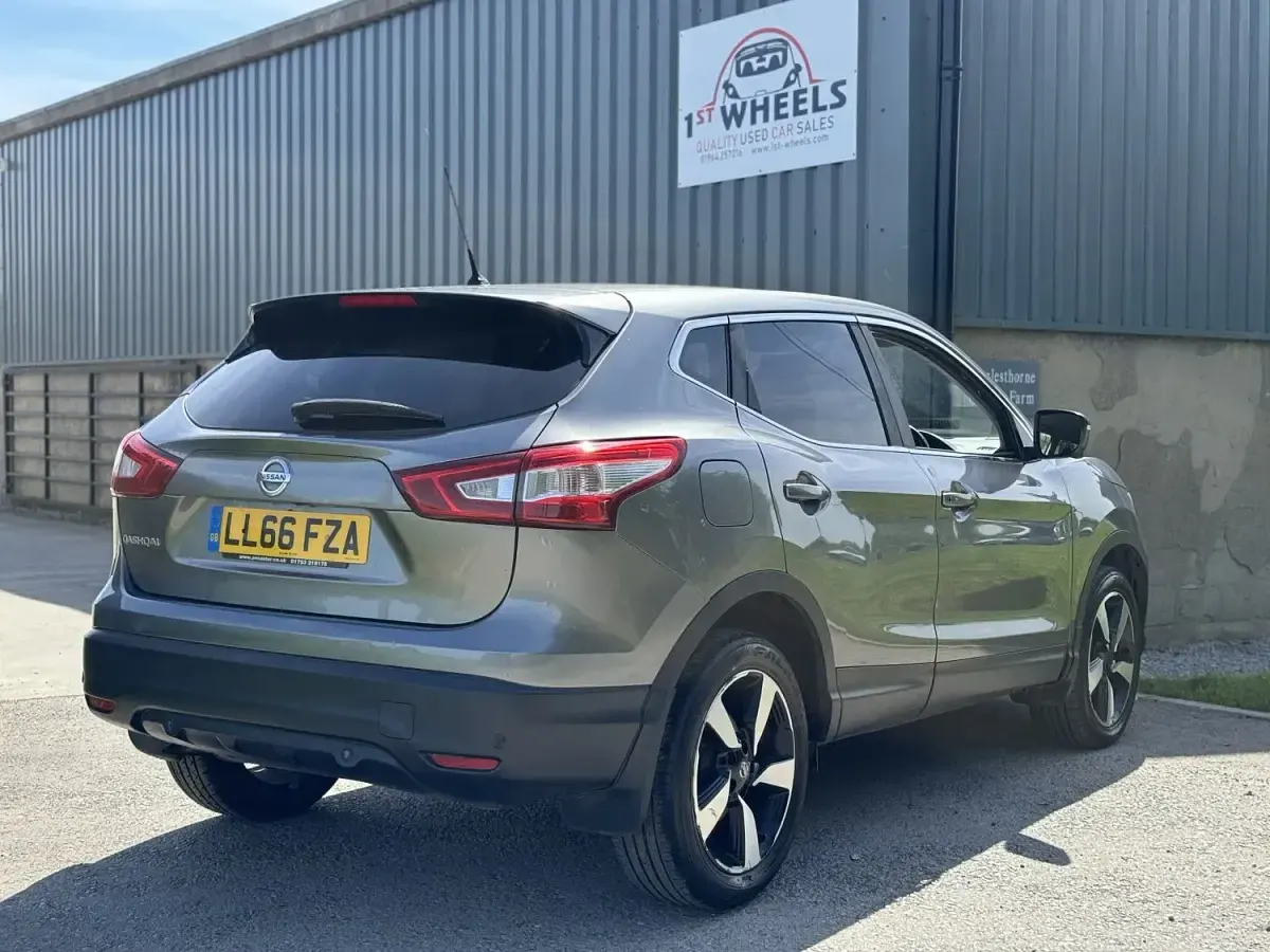 Used Nissan Qashqai N-Connecta 115 HP (84 kW) 2016 Grey SUV
