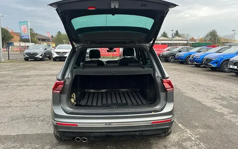 Usado VW Tiguan SEL 230 CV (169 kW) 2020 Gris SUV