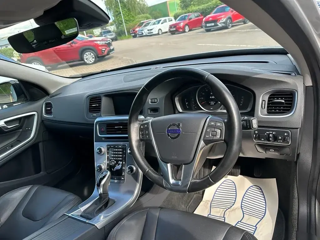 Used Volvo V60 CC SE 190 HP (139 kW) 2017 Silver Estate