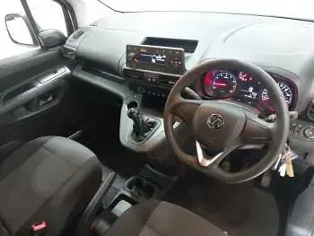 Begagnad Vauxhall Combo Edition 100 HK (73 kW) 2021 Vit Minibuss