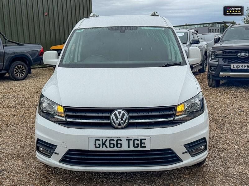 Used VW Caddy Maxi Highline 102 HP (75 kW) 2016 White MPV