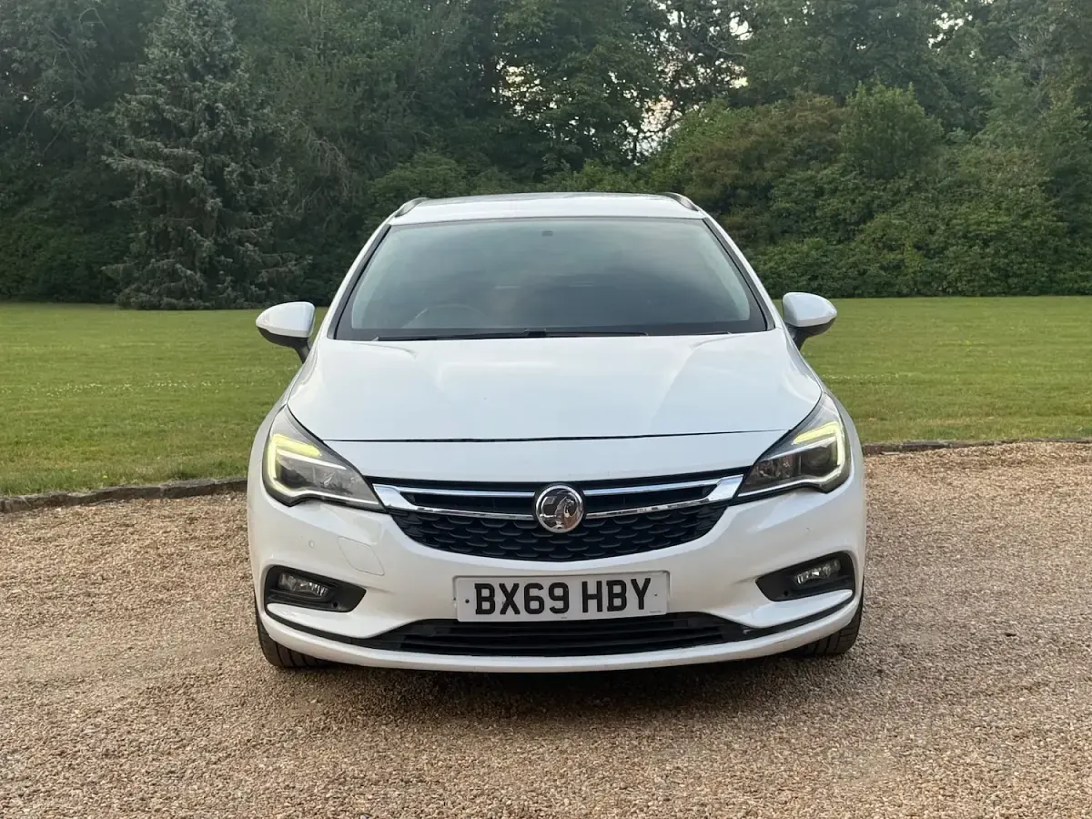 Used Vauxhall Astra Design Edition 136 HP (100 kW) 2019 White Estate