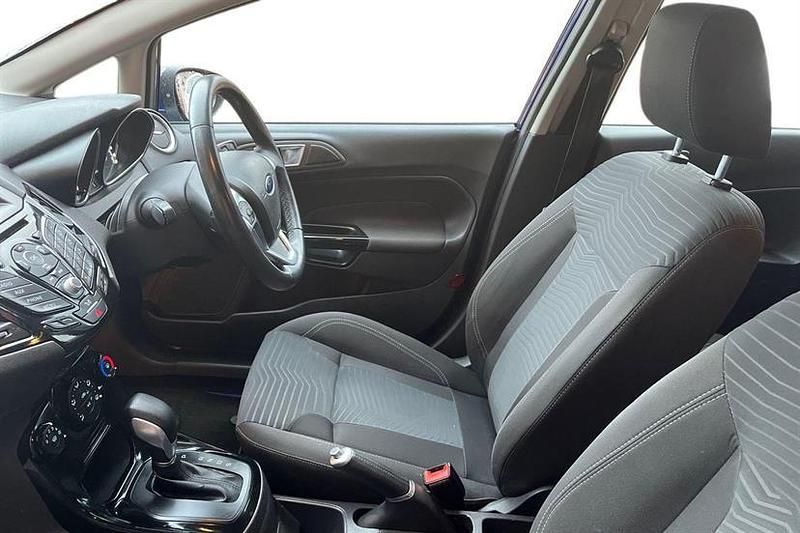 Used Ford Fiesta Zetec 100 HP (73 kW) 2016 Deep impact blue Hatchback