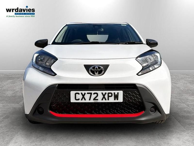 Used Toyota Aygo X PURE 72 HP (52 kW) 2022 White SUV
