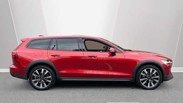 Used Volvo V60 CC Ultimate 250 HP (183 kW) 2023 Estate