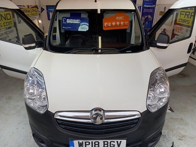 White Used 2018 Vauxhall Combo MPV | £4,995 (Super price) - Image 1/4