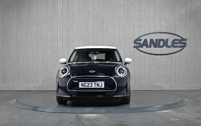 Begagnad Mini Cooper Classic 136 HK (100 kW) 2022 Blå Halvkombi