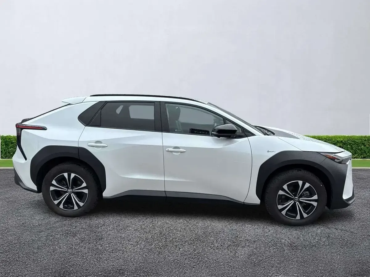 Used Toyota bZ4X 150 kW (204 HP) 2024 White SUV