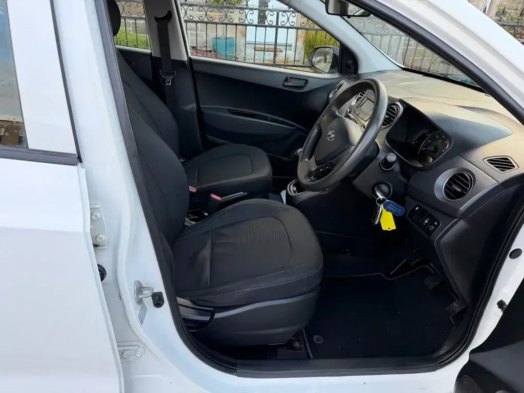 Used Hyundai i10 66 HP (48 kW) 2017 White Hatchback