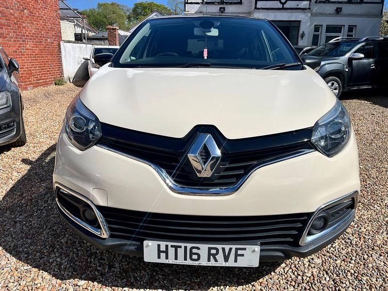 Used Renault Captur Dynamique 90 HP (66 kW) 2016 Cream/black SUV
