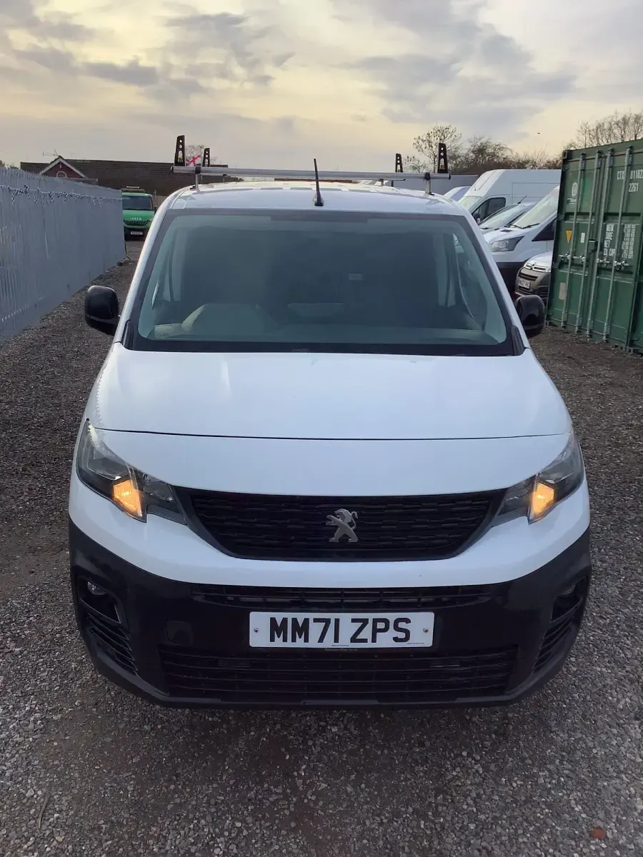 Second-hand Peugeot Partner 131 CP (96 kW) 2022 Alb Monovolum