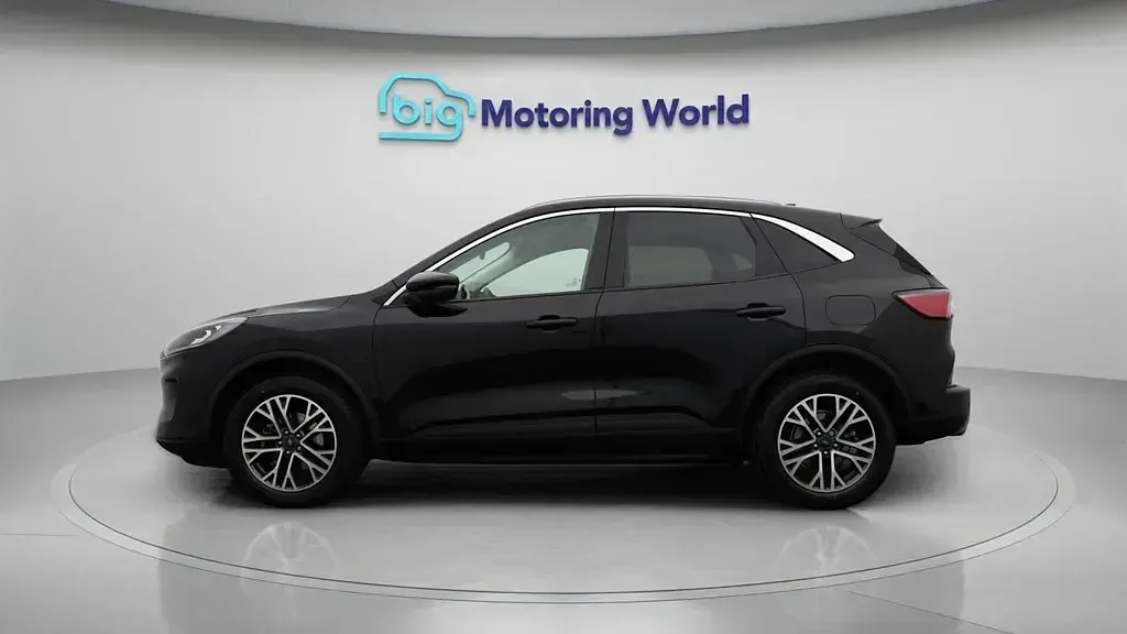 Usado Ford Kuga Titanium 150 HP (110 kW) 2023 Preto SUV
