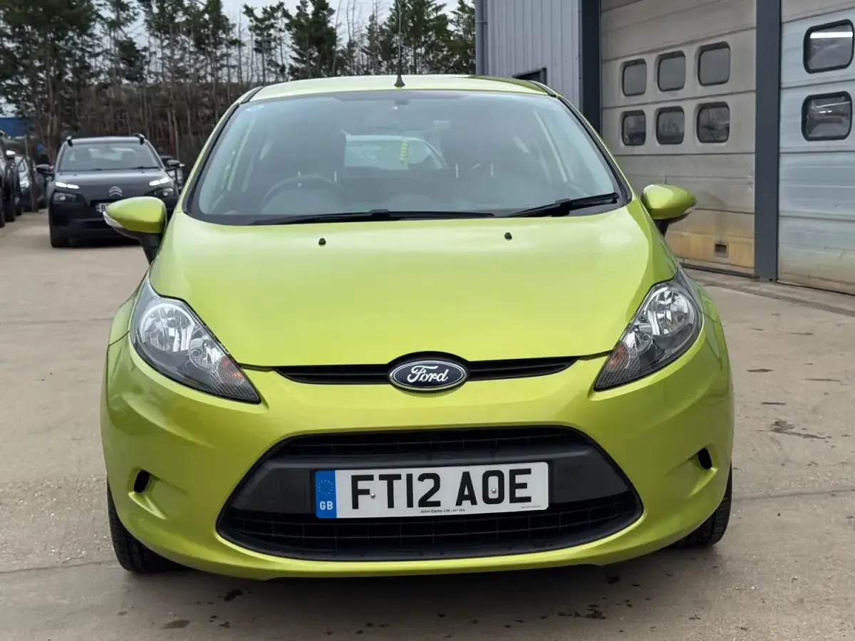 Usado Ford Fiesta 82 HP (60 kW) 2012 Verde Citadino