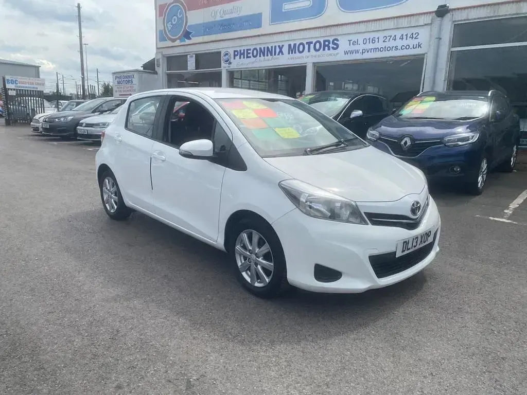 Used Toyota Yaris 99 HP (72 kW) 2013 White Hatchback