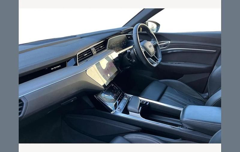 Begagnad Audi Q8 e-tron Black Edition 250 kW (340 HK) 2023 Grå SUV