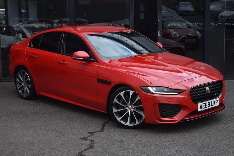Usado Jaguar XE R-Dynamic 180 HP (132 kW) 2020 Vermelho Sedan
