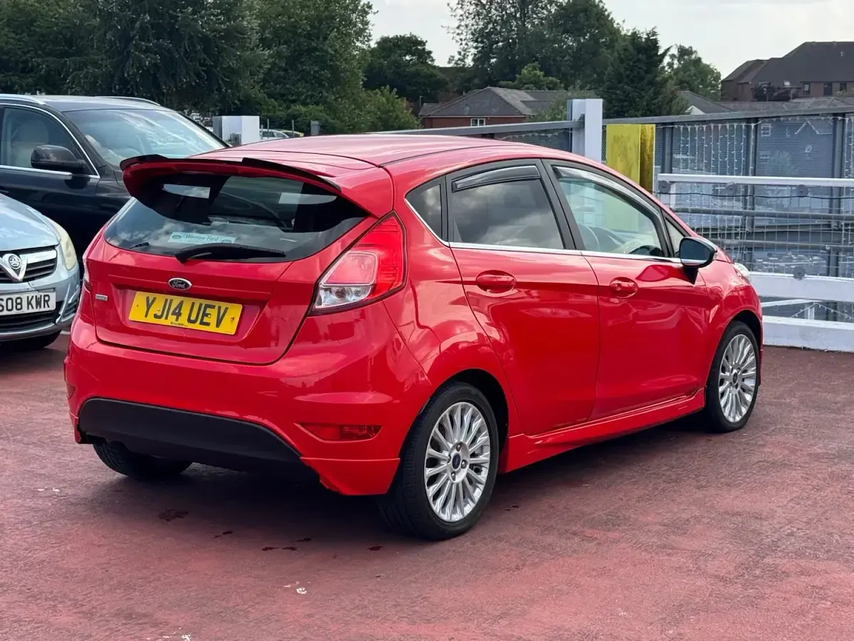 Used Ford Fiesta Titanium 120 HP (88 kW) 2014 Red Hatchback