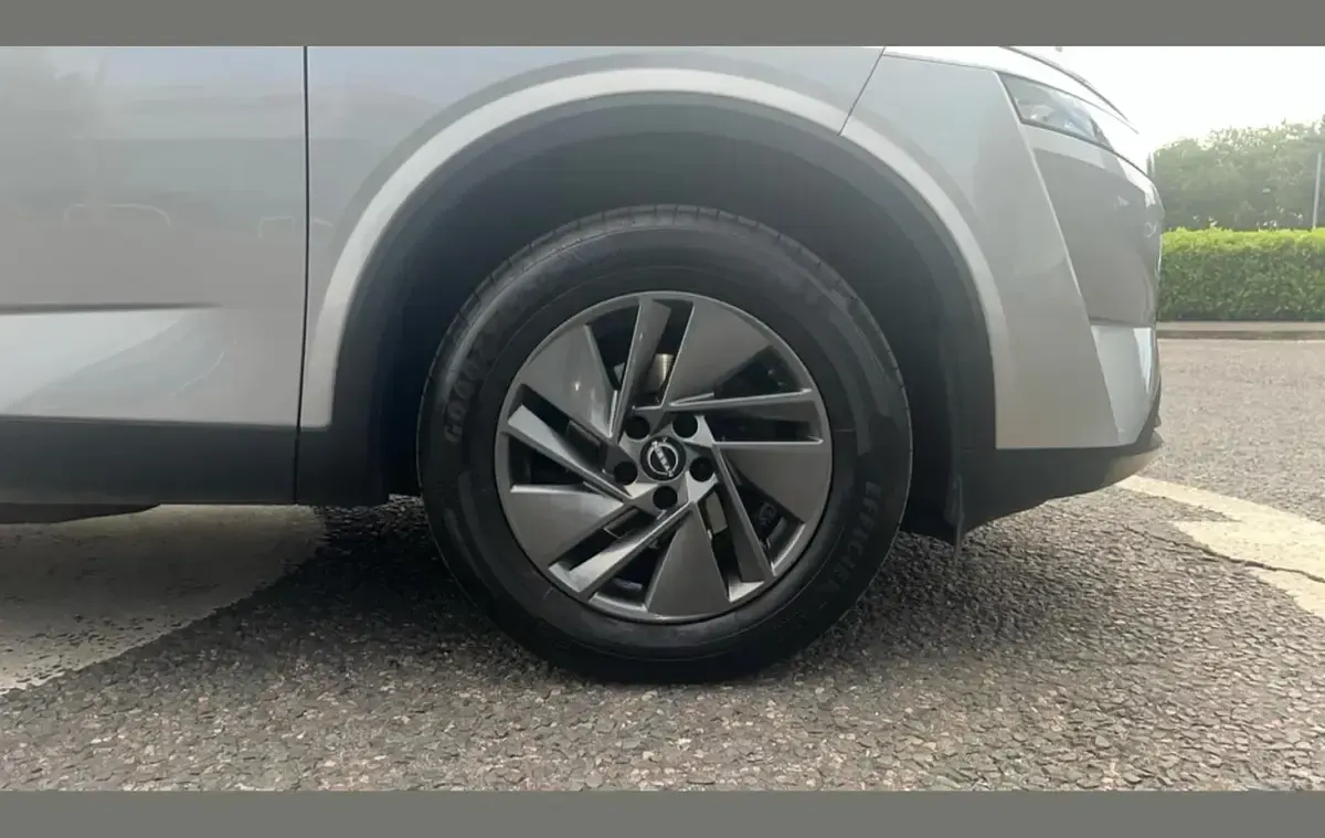 Used Nissan Qashqai Acenta Premium 155 HP (114 kW) 2023 Silver SUV