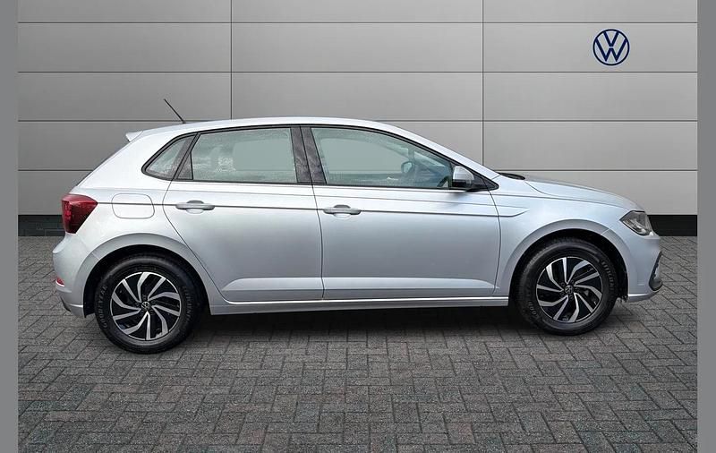 Begagnad VW Polo Life 95 HK (69 kW) 2023 Silver Halvkombi