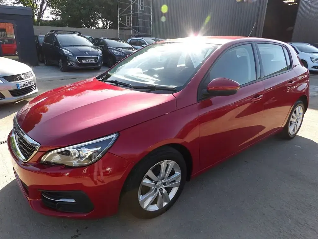 Used Peugeot 308 Active 100 HP (73 kW) 2017 Red Hatchback