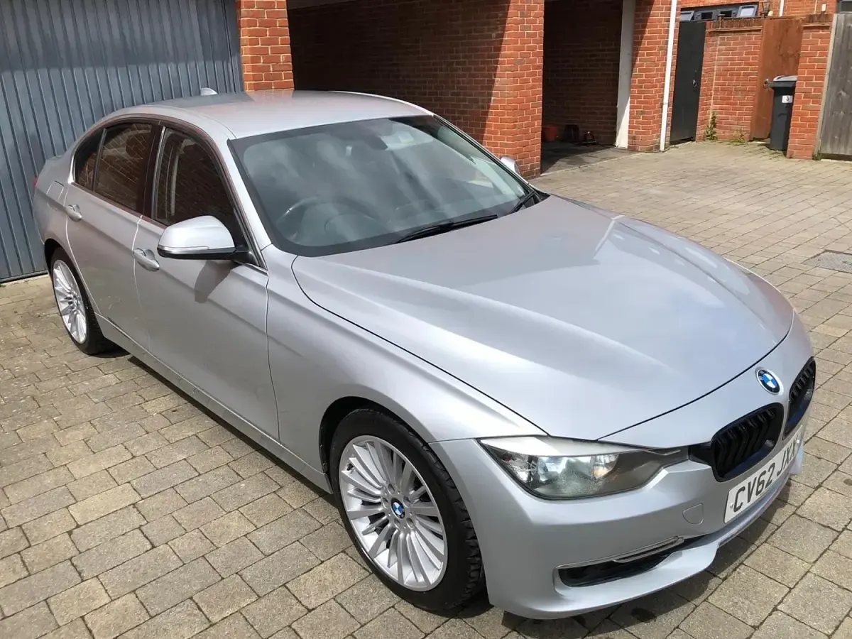 Begagnad BMW 320 Luxury Line 2012 Silver Sedan