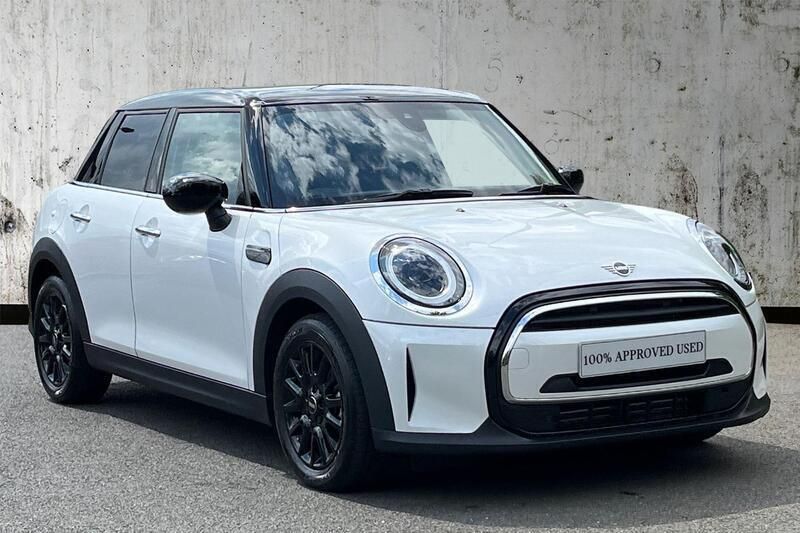 White Used 2023 Mini Cooper Classic Hatchback | £20,950 (Fair price) - Image 1/3