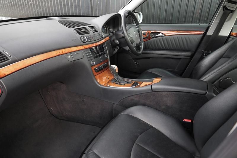 Usado Mercedes E240 Elegance 2002 Prateado Sedan