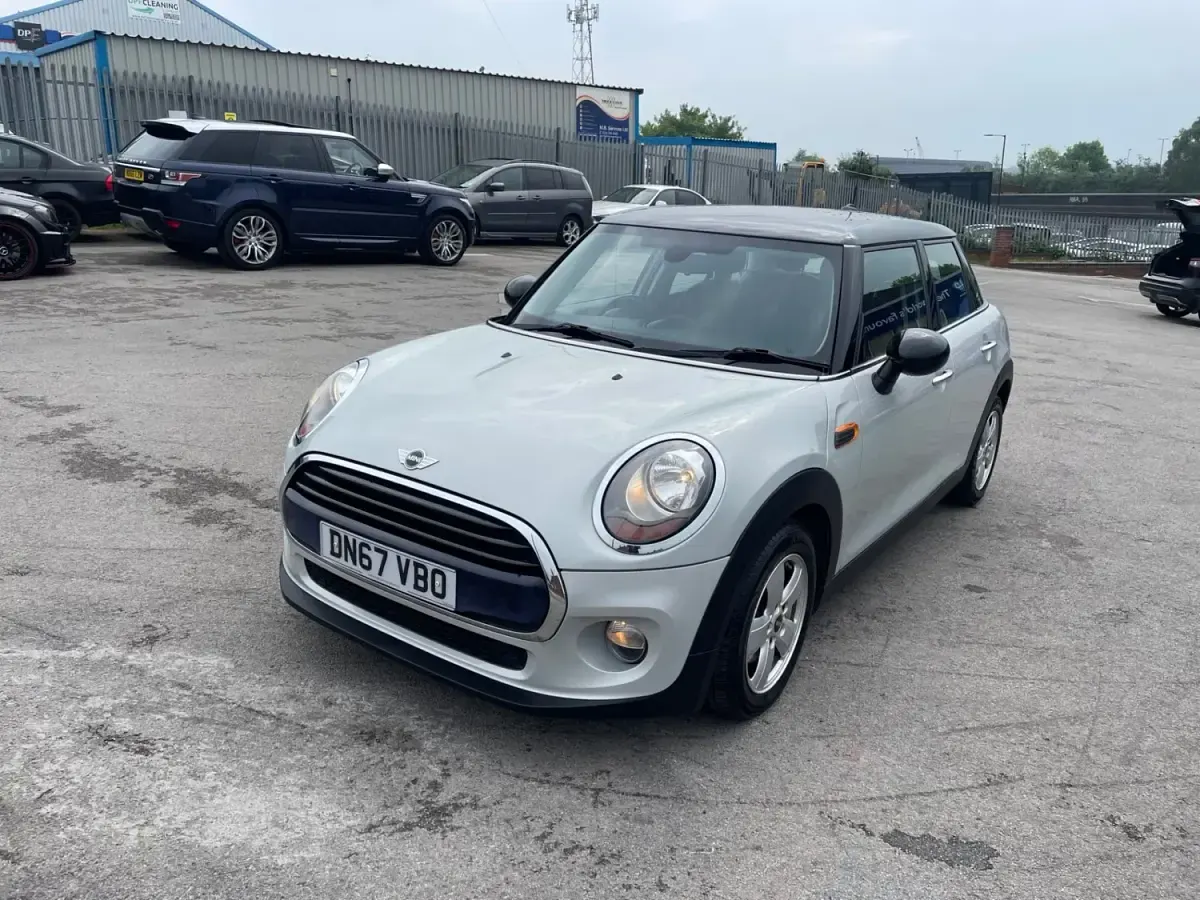Begagnad Mini Cooper D Hatch 2017 Silver Halvkombi