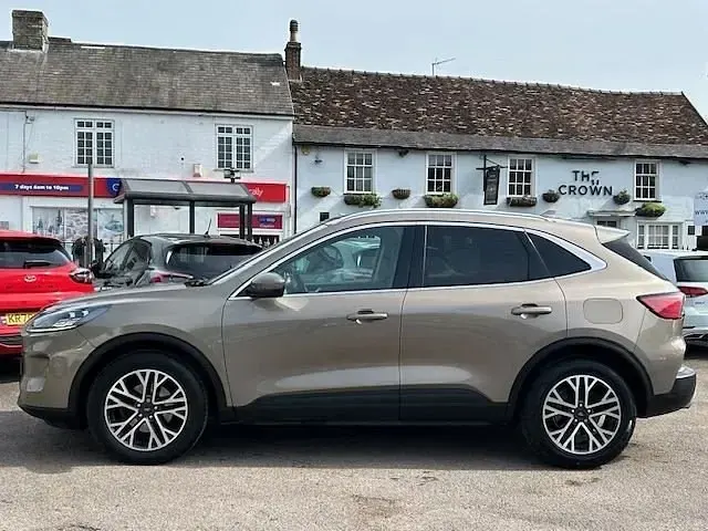 Usado Ford Kuga Titanium 190 HP (139 kW) 2020 Prateado SUV