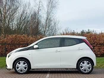Used Toyota Aygo X-play 72 HP (52 kW) 2021 White Hatchback