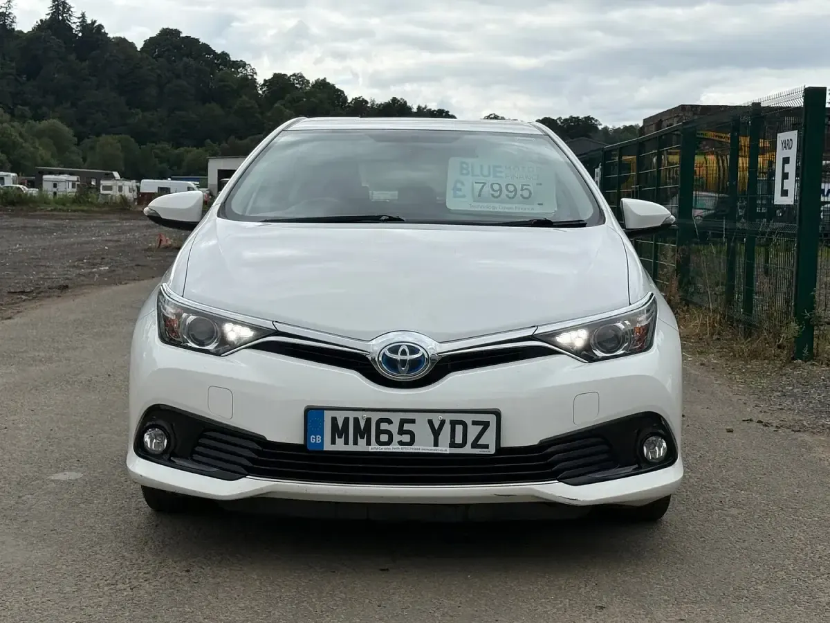 Used Toyota Auris Hybrid Business Edition 136 HP (100 kW) 2016 White Hatchback
